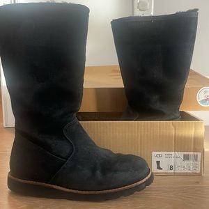 The MOST comfortable keep your warm boots of the season !! UGG Etta black